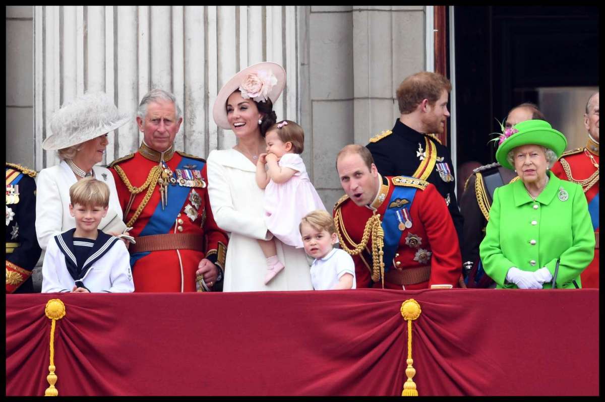 La famiglia reale inglese al gran completo per i 90 anni della regina Elisabetta