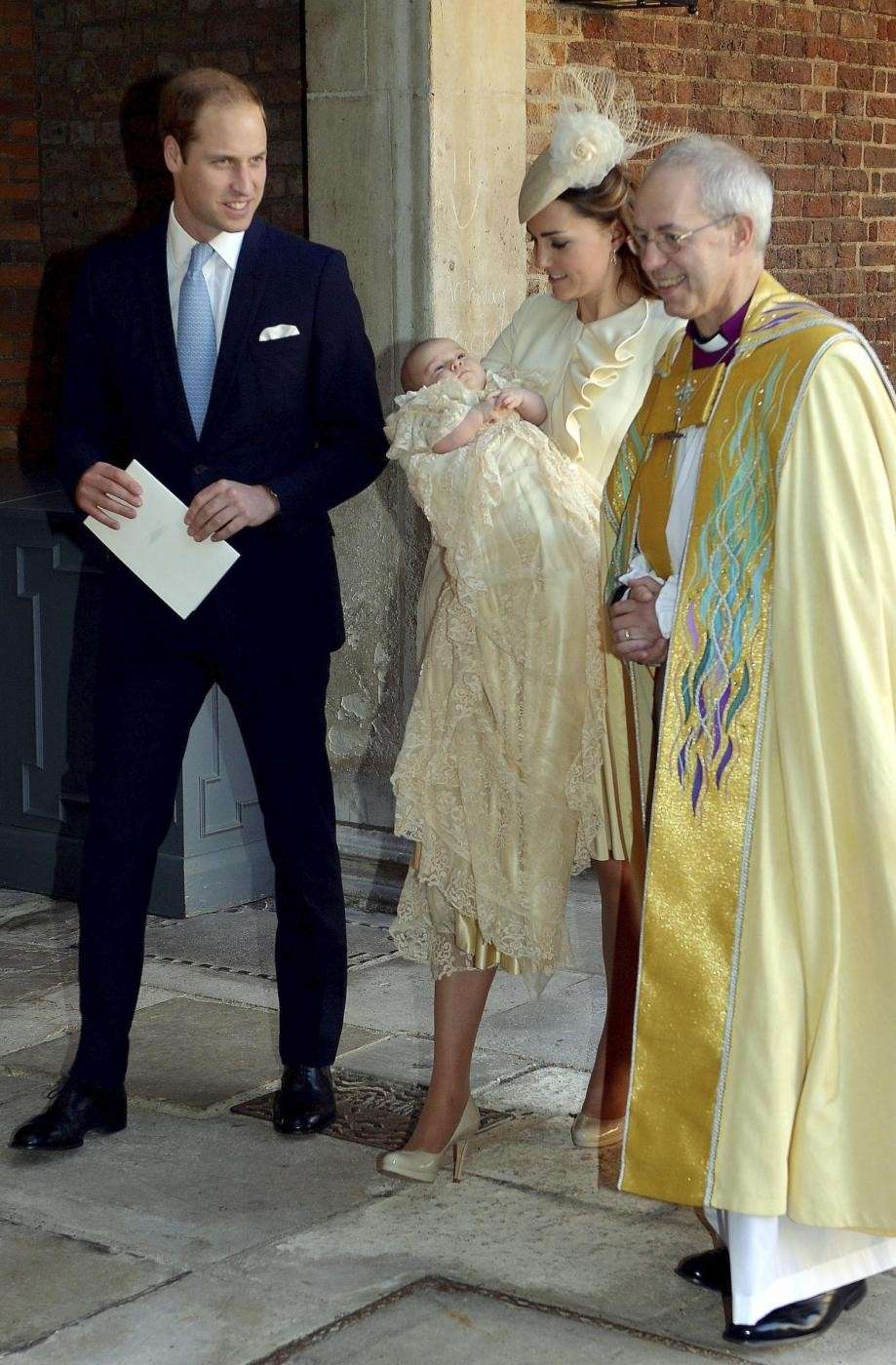 La famiglia reale inglese con l'arcivescovo di Canterbury