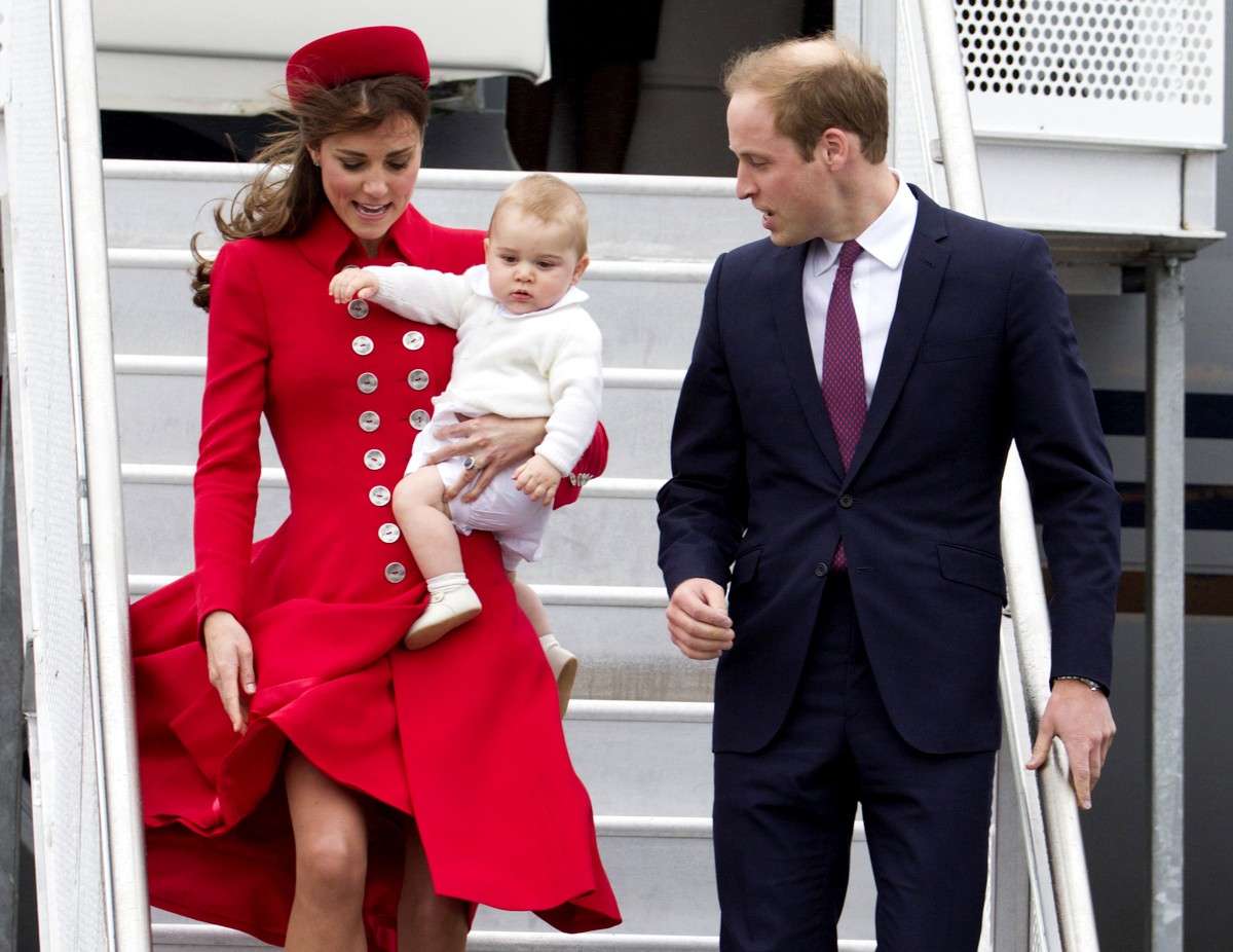 La famiglia reale inglese scende dall'aereo di Stato