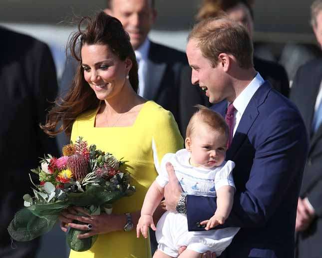 La mamma reale inglese con un mazzo di fiori