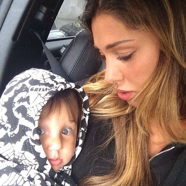 La mamma vip con il figlio in auto