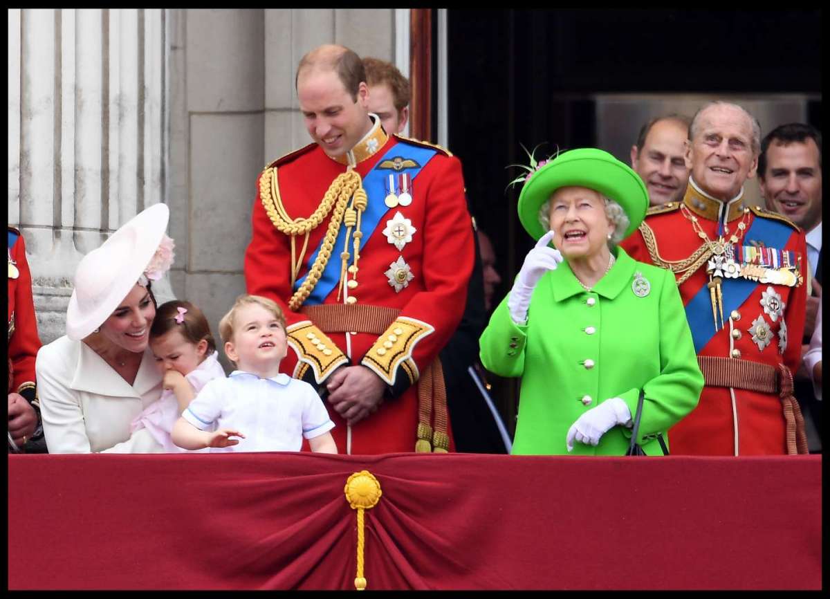 La regina Elisabetta con il marito, i nipoti e i pronipoti