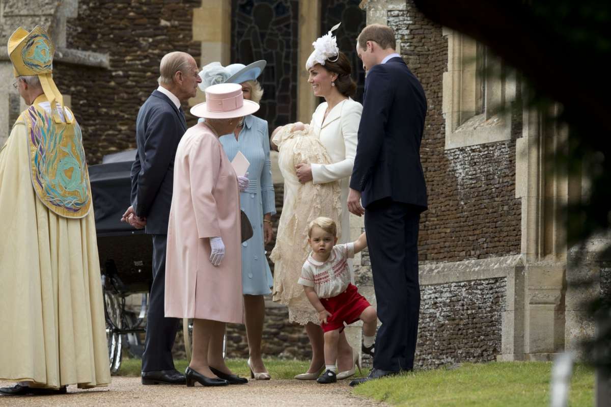 La regina Elisabetta con il marito Filippo e la nuora Camilla al battesimo di Charlotte