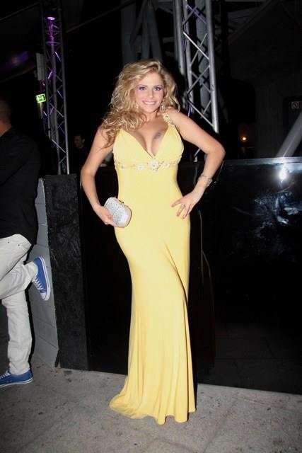 La showgirl in abito giallo