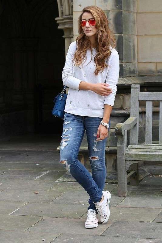 Look con jeans e sneakers