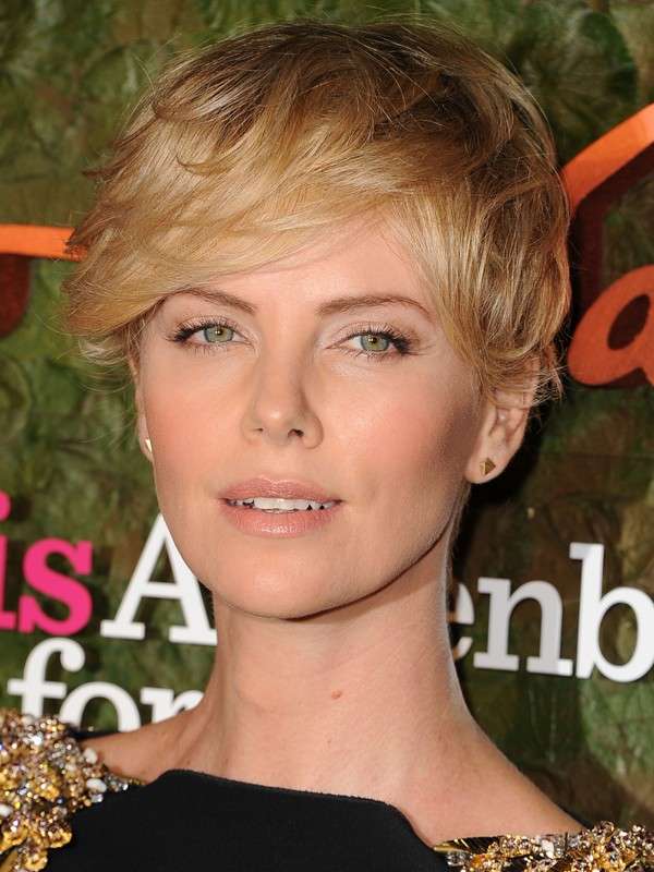 Pixie cut di Charlize Theron cresciuto