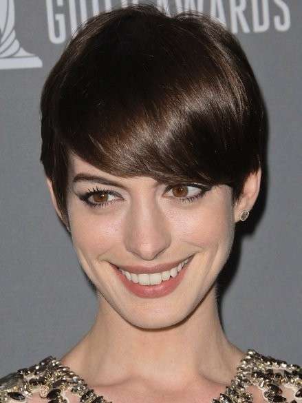 Pixie cut in crescita di Anne Hathaway