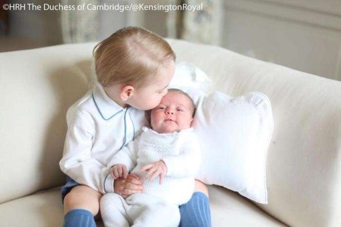 Principe George bacia la principessa Charlotte