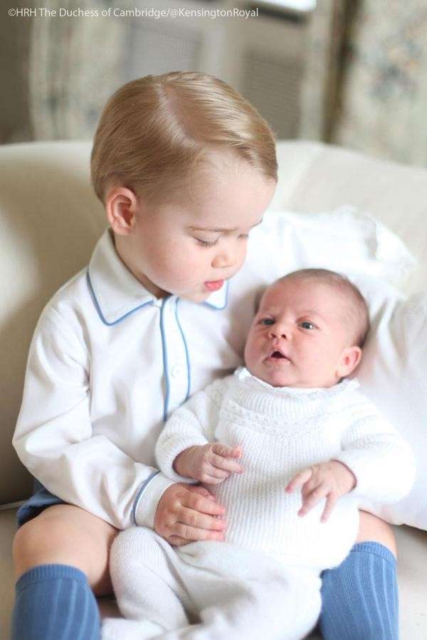 Principe George con la sorellina la principessa Charlotte su Twitter