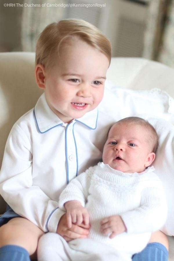 Principe George felice con la principessa Charlotte