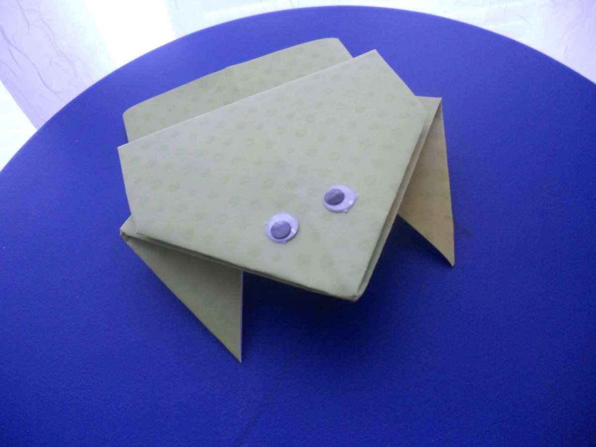 Rana con origami di Pasqua