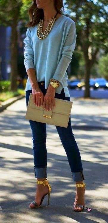 Sandali con tacco alto sotto i jeans