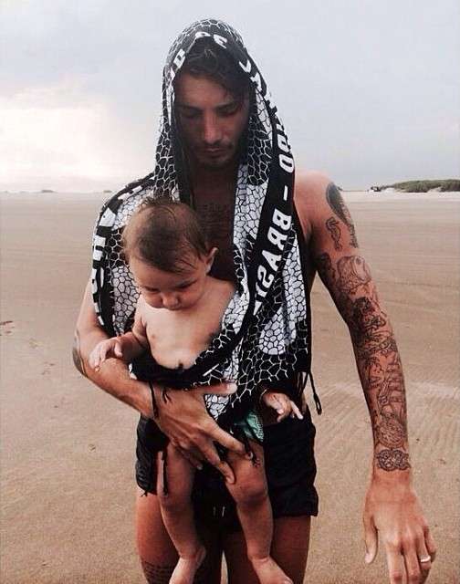 Stefano De Martino e il figlio in spiaggia