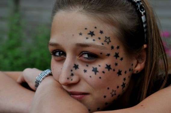 Stelle tatuate sul viso