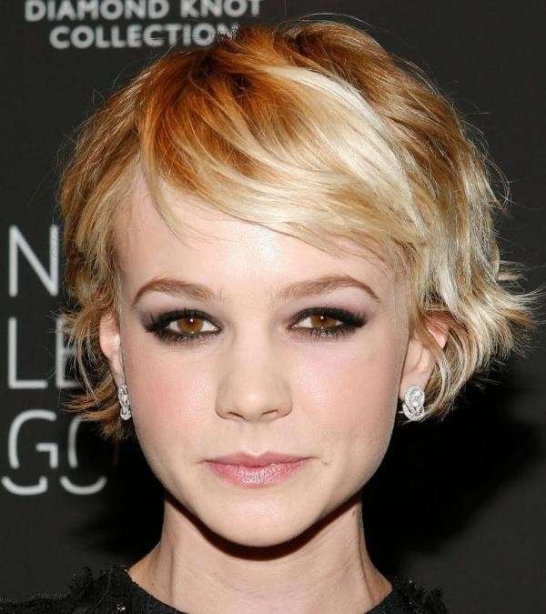 Taglio capelli corti in crescita di Carey Mulligan