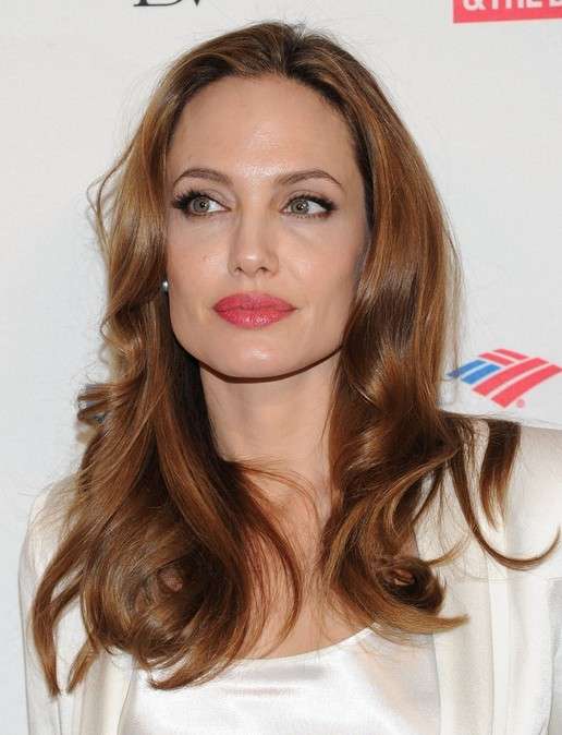 Taglio capelli viso quadrato di Angelina Jolie