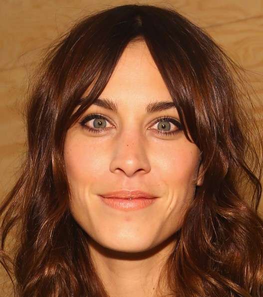 Taglio di Alexa Chung con frangia in crescita