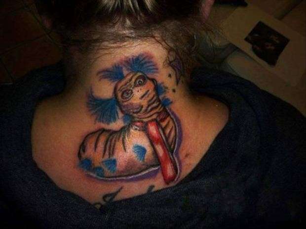 Tattoo animale orribile sulla schiena