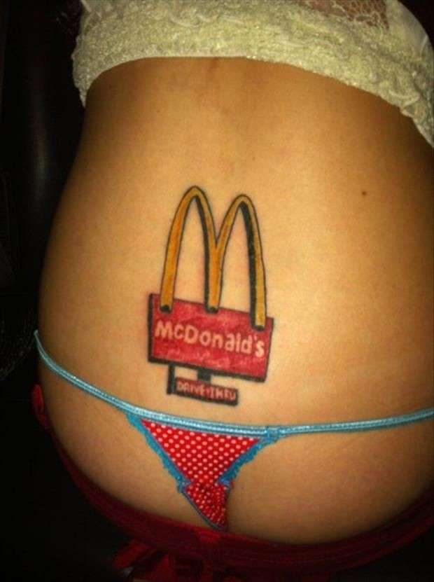 Tatuaggio con logo mc donalds