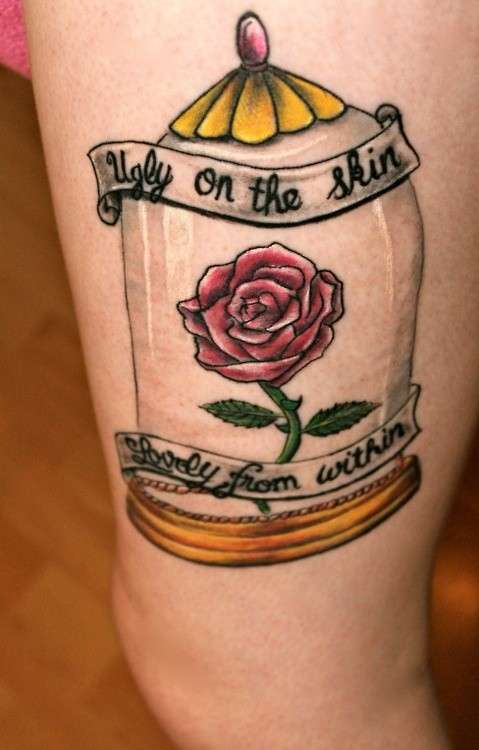 Tatuaggio con rosa sotto vetro