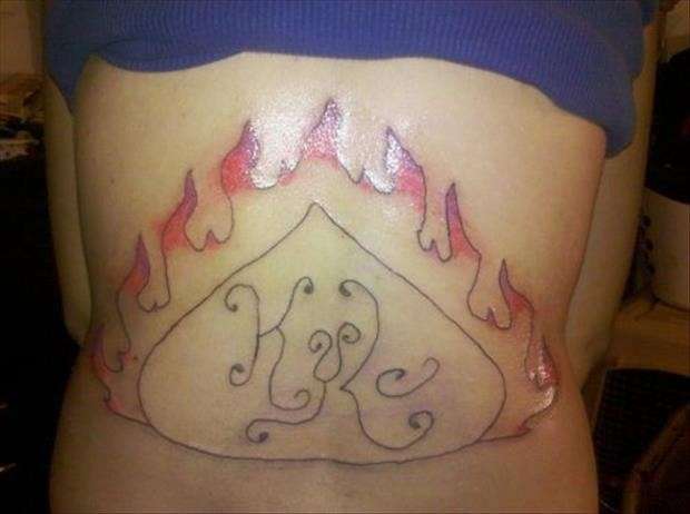 Tatuaggio fiamma stilizzata sulla schiena
