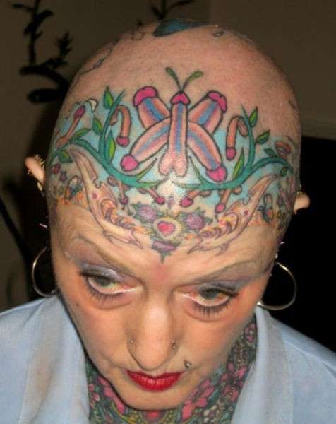 Tatuaggio tribale colorato sulla testa
