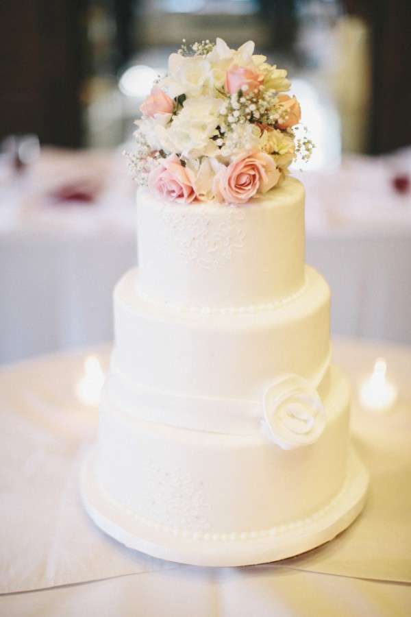 Torta a tre strati in bianco