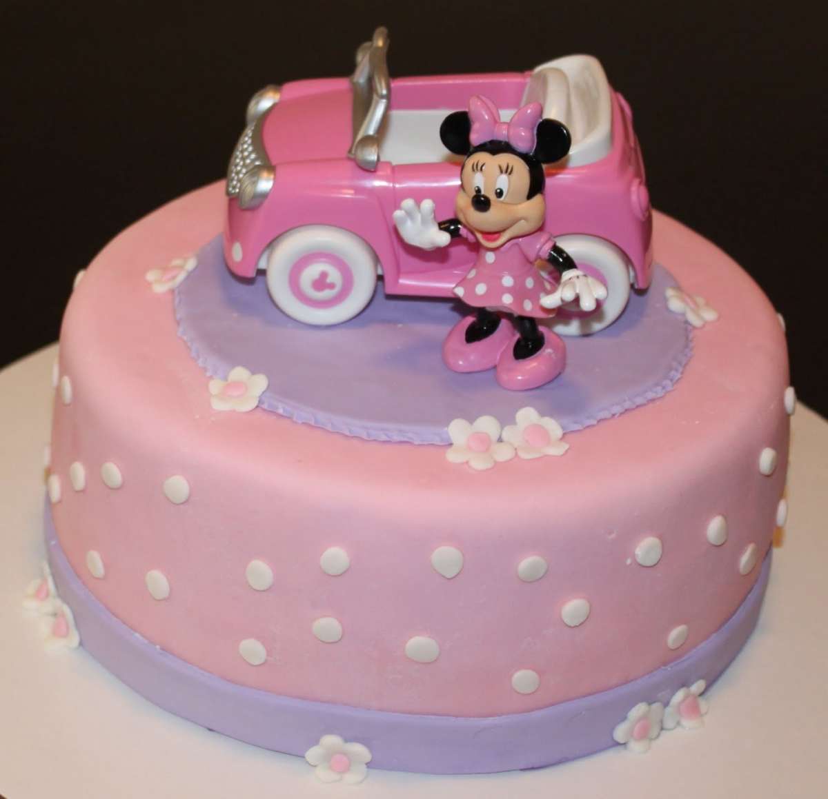 Torta con Minnie e automobile