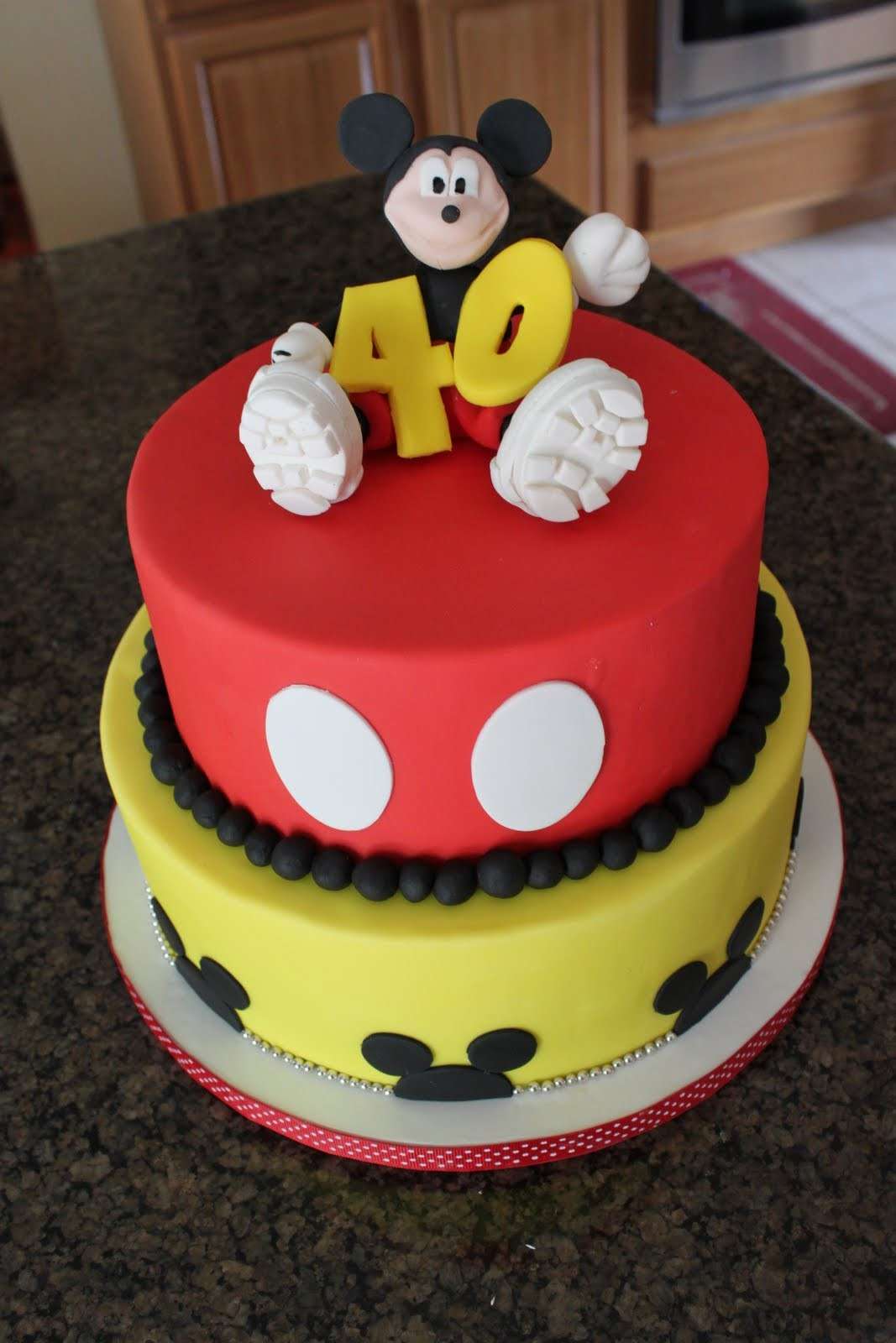 Torta di Topolino gialla e rossa