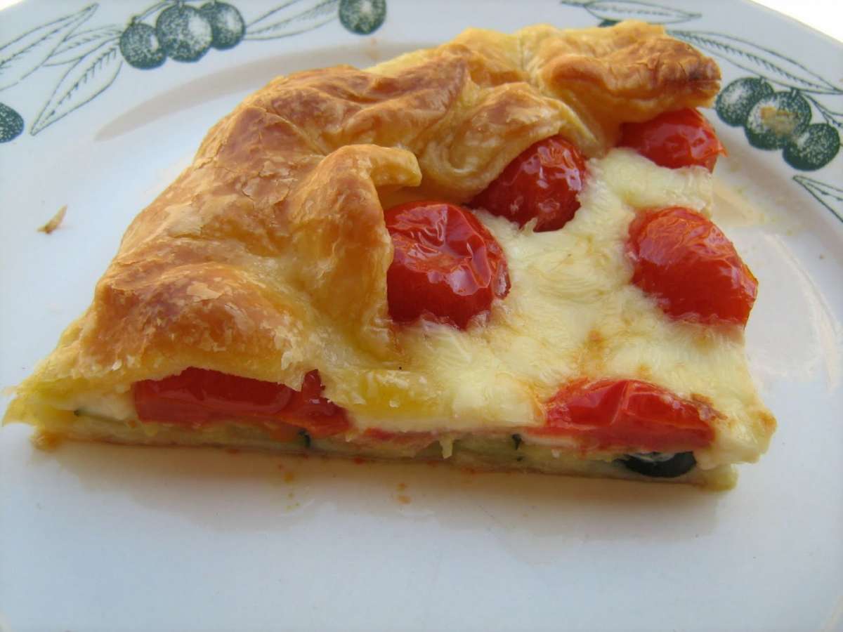 Torta salata rustica con pomodorini