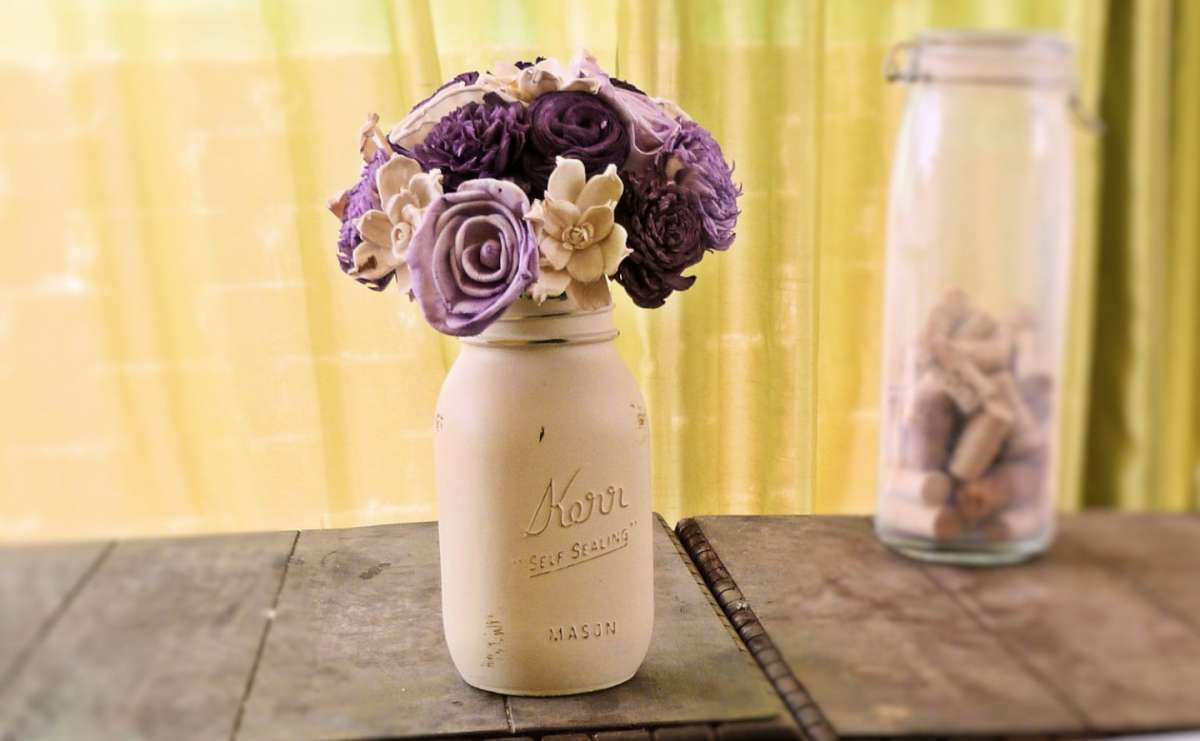 Un vecchio vaso dipinto per i fiori