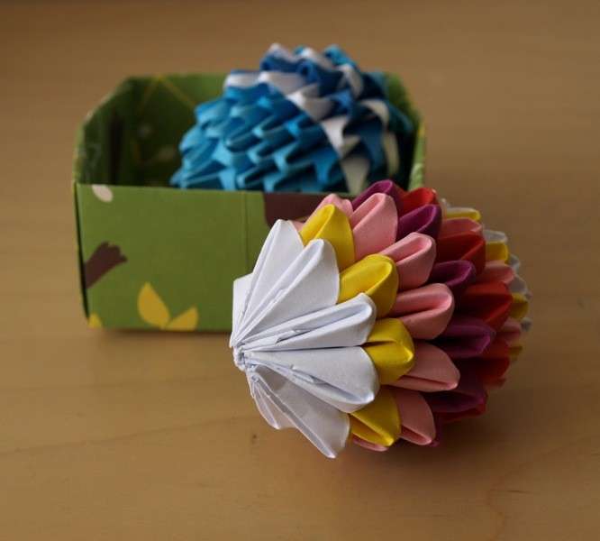Uova colorate con gli origami