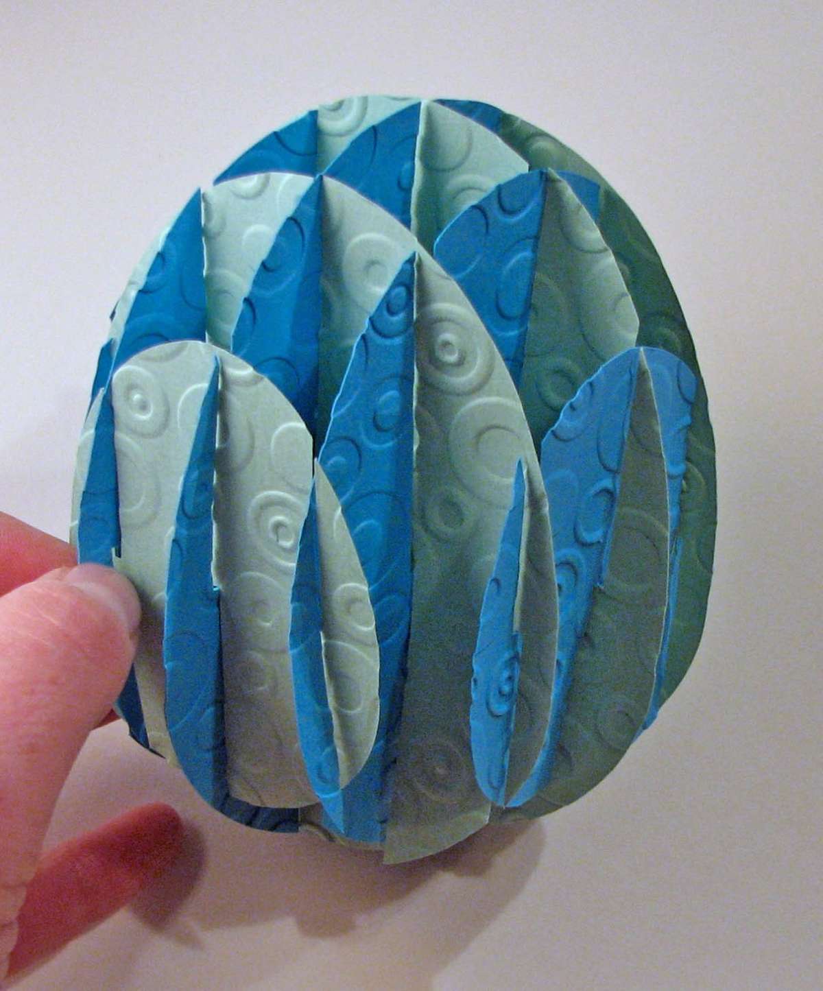 Uova di Pasqua azzurre con gli origami