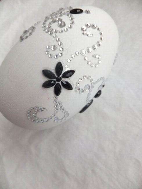 Uova di Pasqua con applicazioni in bianco e nero
