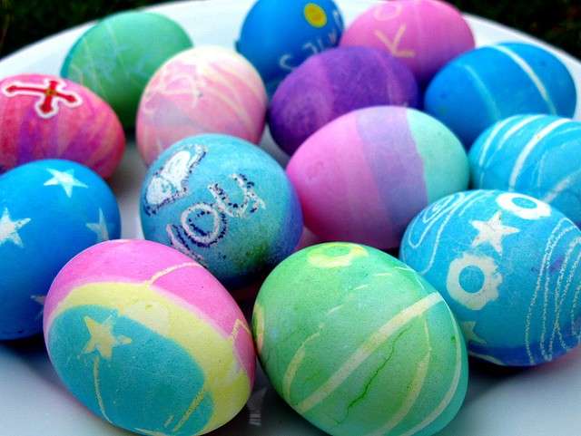 Uova di Pasqua con colori acrilici