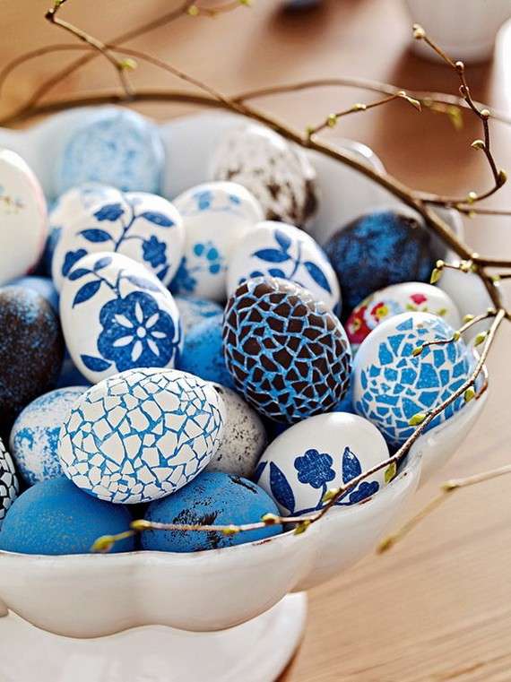 Uova di Pasqua con decorazioni bluette