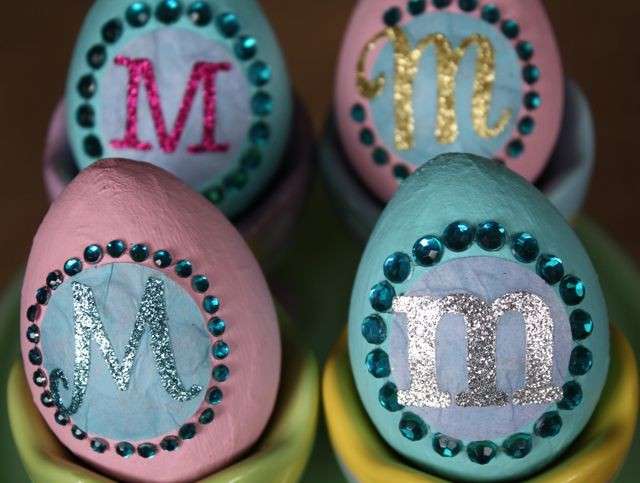 Uova di Pasqua con lettere glitterate