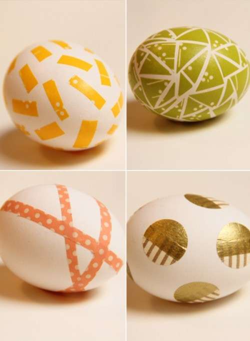 Uova di Pasqua decorate con la carta decoupage