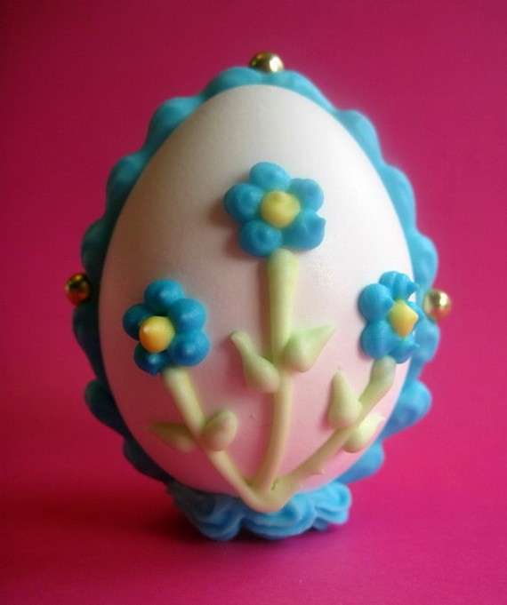 Uova di Pasqua decorate con la glassa