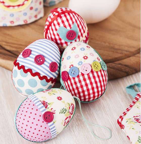 Uova di Pasqua decorate con la stoffa