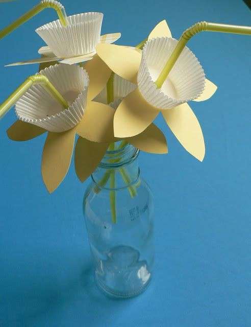 Vaso di fiori gialli con cannucce