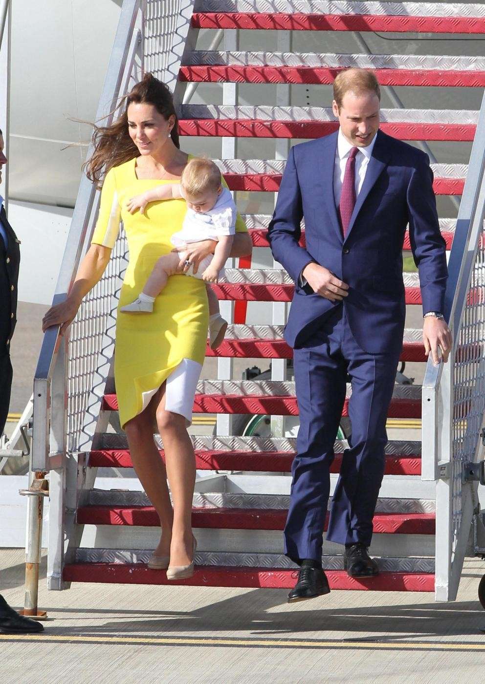 William e Kate con George in aeroporto