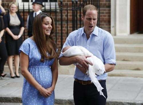 William e Kate con il Royal Baby all'uscita del St