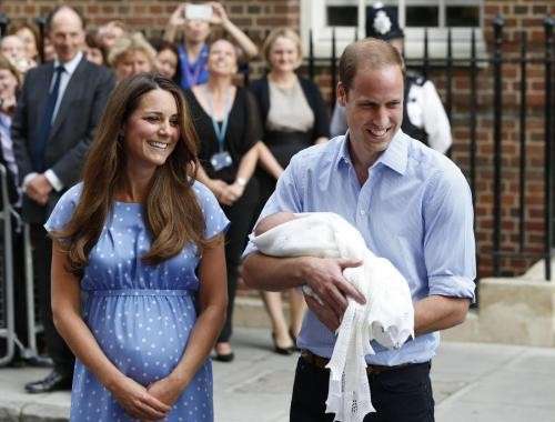 William e Kate sorridenti con il primo figlio