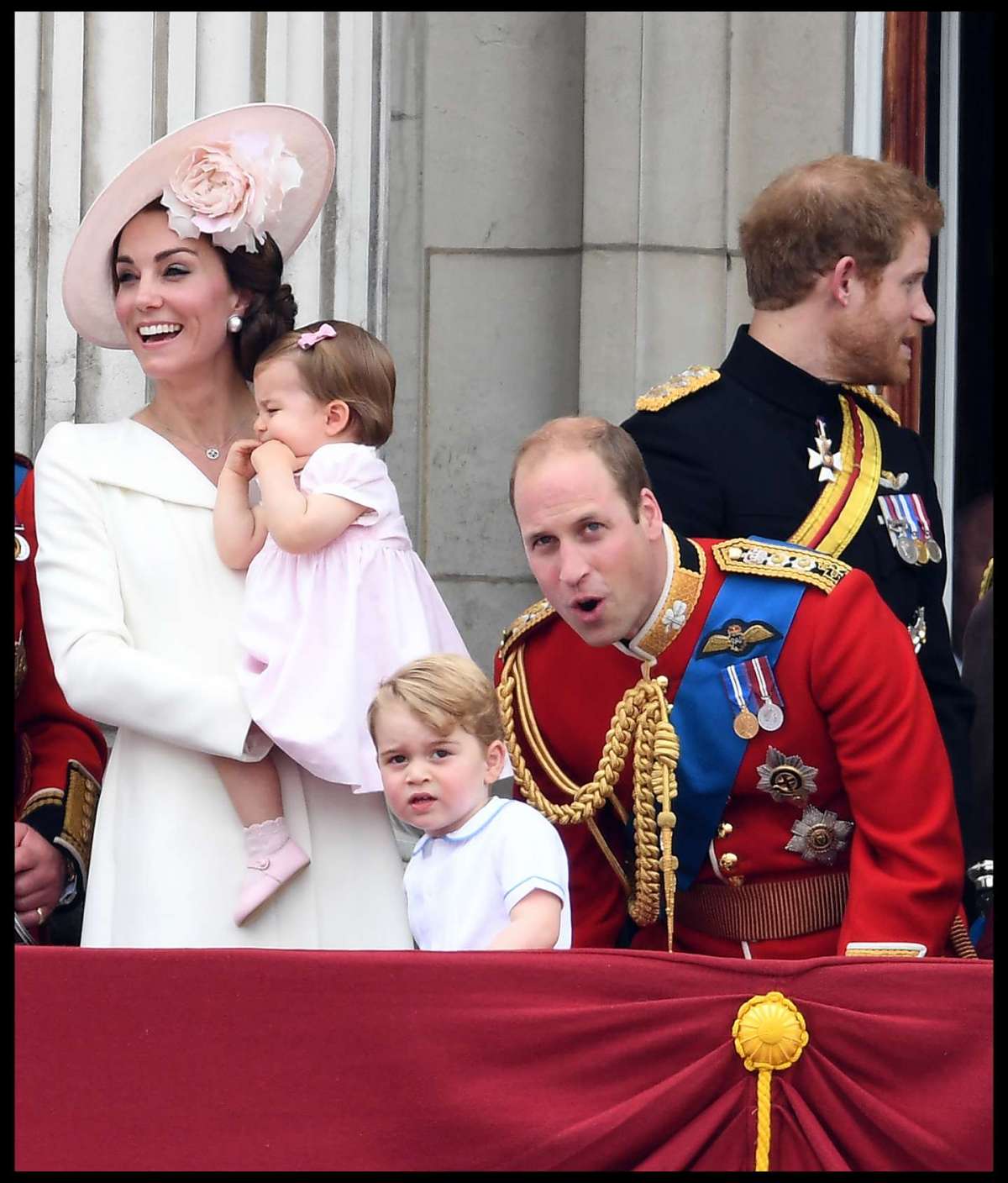 William gioca con George, Charlotte in braccio a Kate