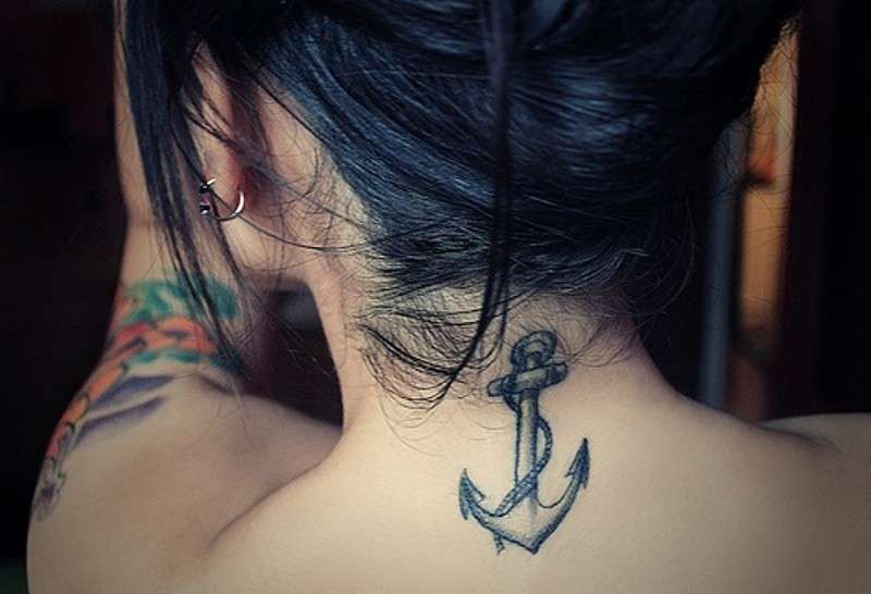 Anchor tattoo dietro il collo