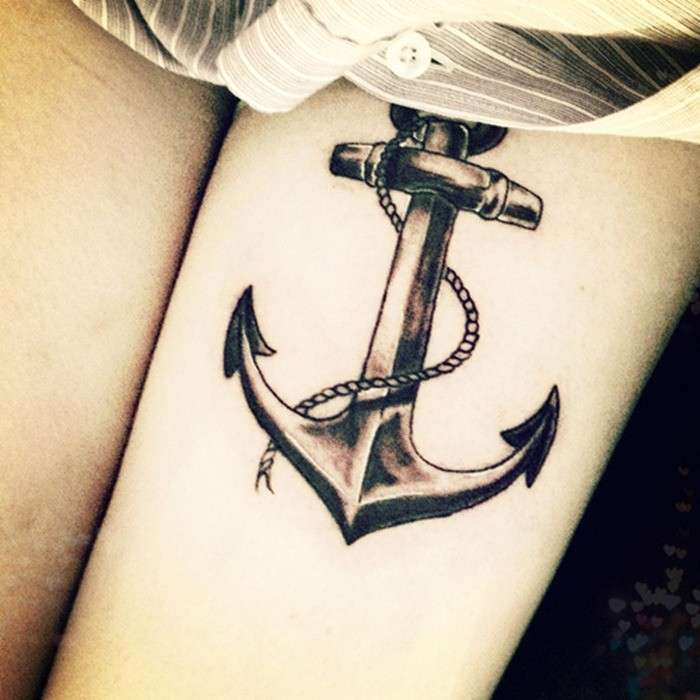 Anchor tattoo sulla gamba