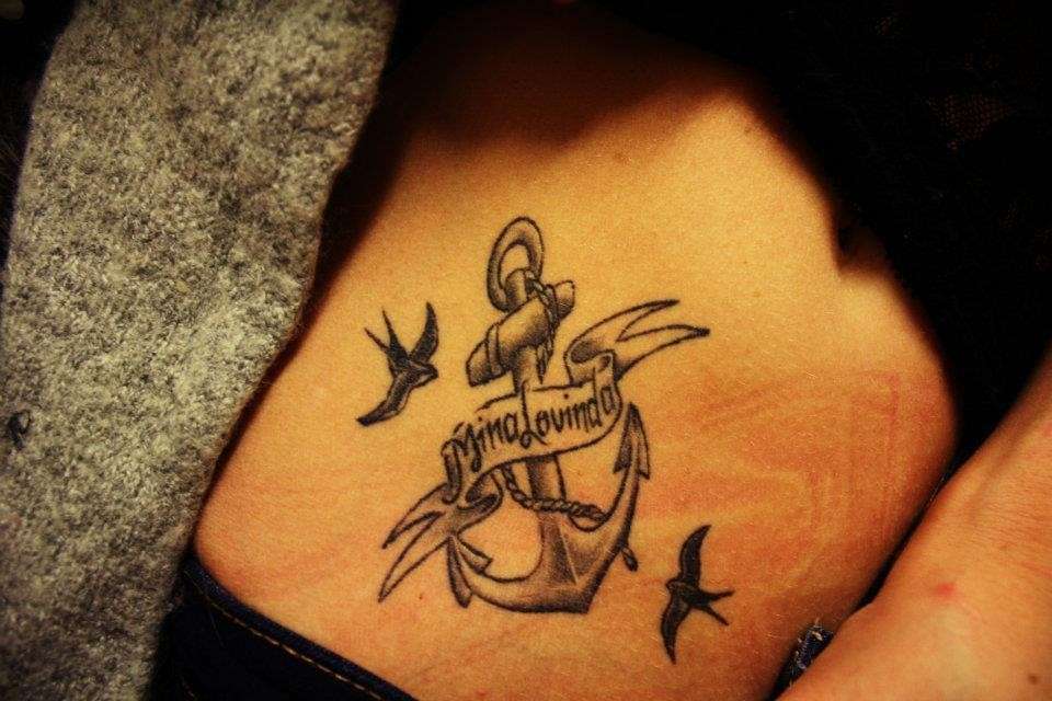 Ancora, tattoo con scritta e rondini