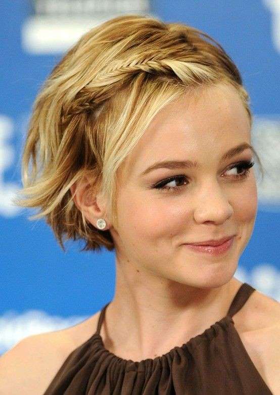 Carey Mulligan con capelli corti e treccine