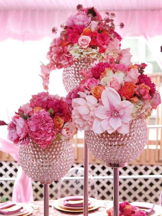 Centrotavola rosa con fiori e perline